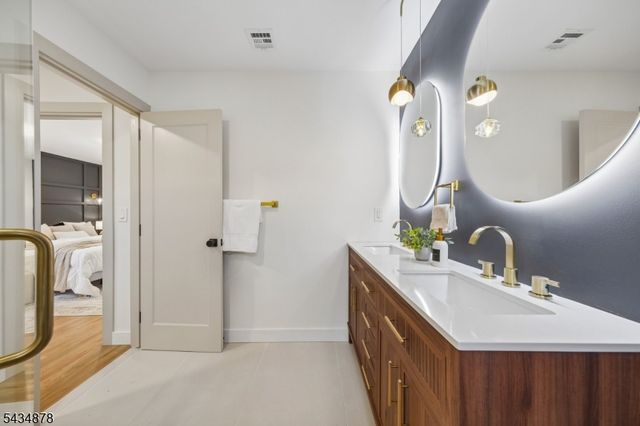 210 Paterson Ave, Hasbrouck Heights Boro, NJ 07604