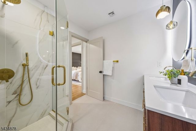 210 Paterson Ave, Hasbrouck Heights Boro, NJ 07604