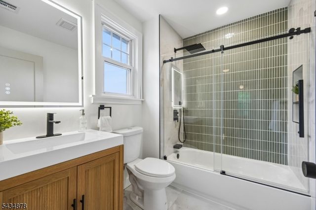 210 Paterson Ave, Hasbrouck Heights Boro, NJ 07604