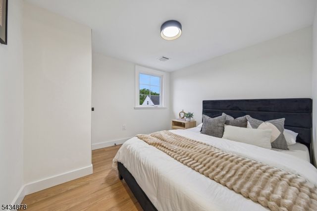 210 Paterson Ave, Hasbrouck Heights Boro, NJ 07604