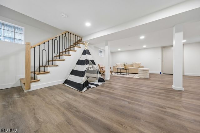 210 Paterson Ave, Hasbrouck Heights Boro, NJ 07604