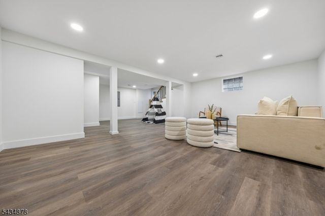 210 Paterson Ave, Hasbrouck Heights Boro, NJ 07604