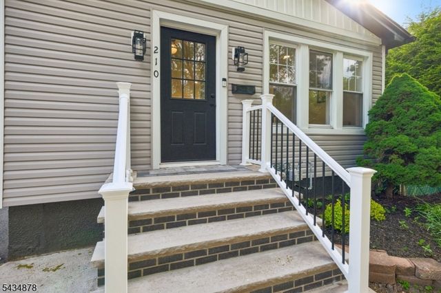 210 Paterson Ave, Hasbrouck Heights Boro, NJ 07604