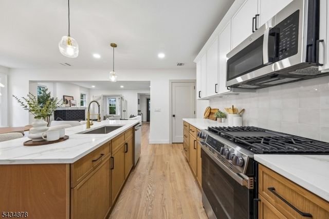 210 Paterson Ave, Hasbrouck Heights Boro, NJ 07604