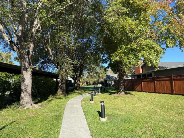 1339 Mission Dr, Sonoma, CA 95476