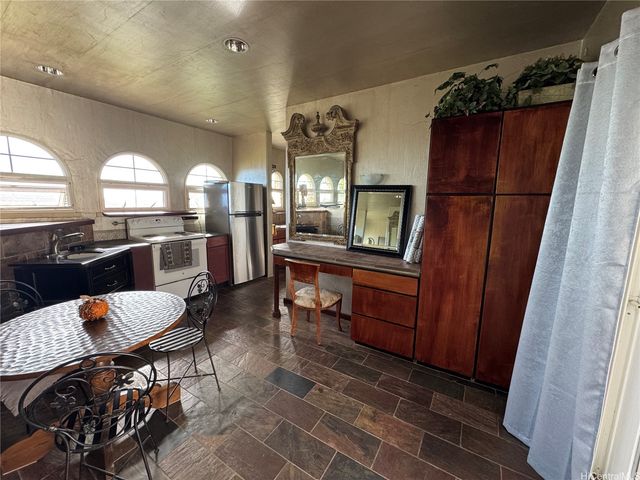 97 Moaniala Place, Honolulu, HI 96821