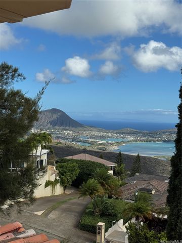 97 Moaniala Place, Honolulu, HI 96821