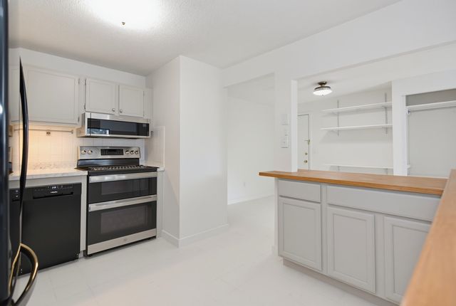 12 English Village Rd Apt 203, Manchester, NH 03102