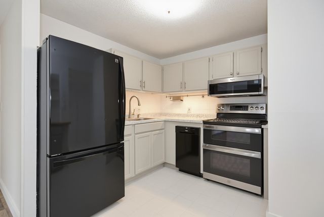 12 English Village Rd Apt 203, Manchester, NH 03102
