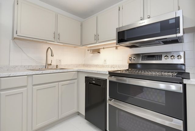 12 English Village Rd Apt 203, Manchester, NH 03102