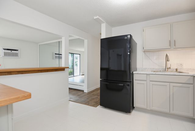12 English Village Rd Apt 203, Manchester, NH 03102