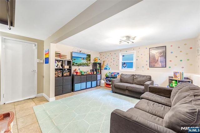 40 Parker Lane, Teaneck, NJ 07666