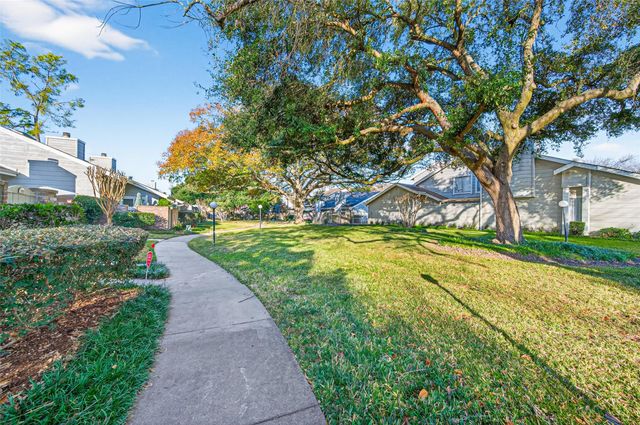 7082 Greenway Chase Street, Houston, TX 77072