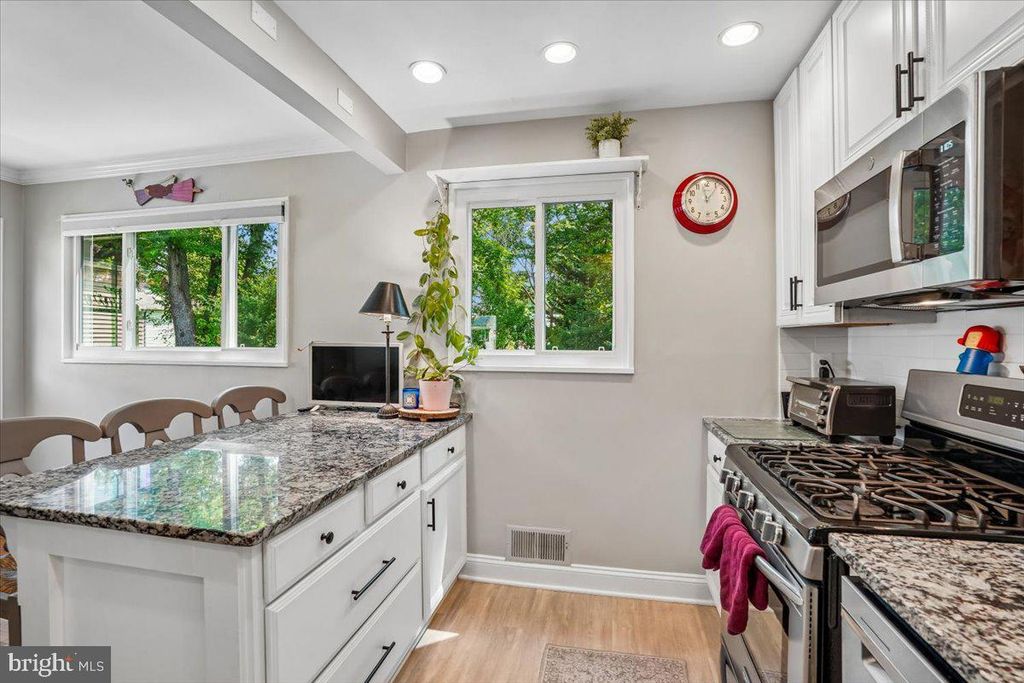 Image 11 of property listing at 11111 LUND PL, Kensington, MD 20895