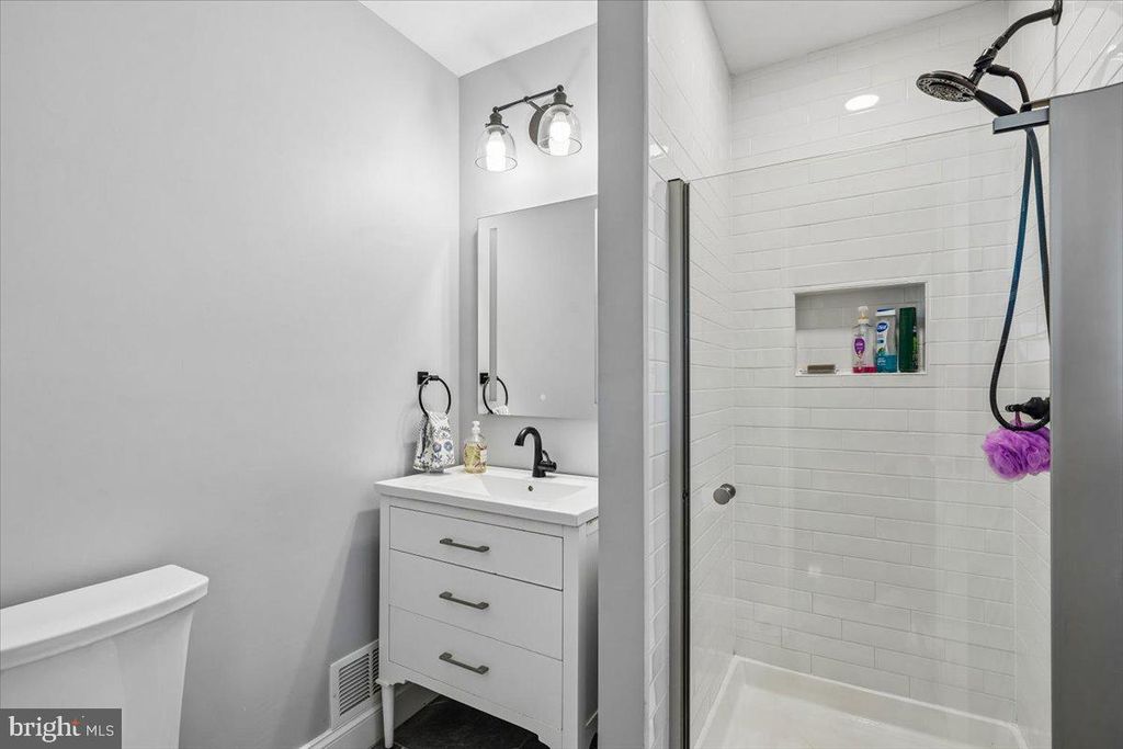 Image 15 of property listing at 11111 LUND PL, Kensington, MD 20895