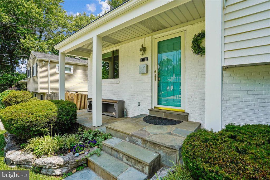 Image 2 of property listing at 11111 LUND PL, Kensington, MD 20895
