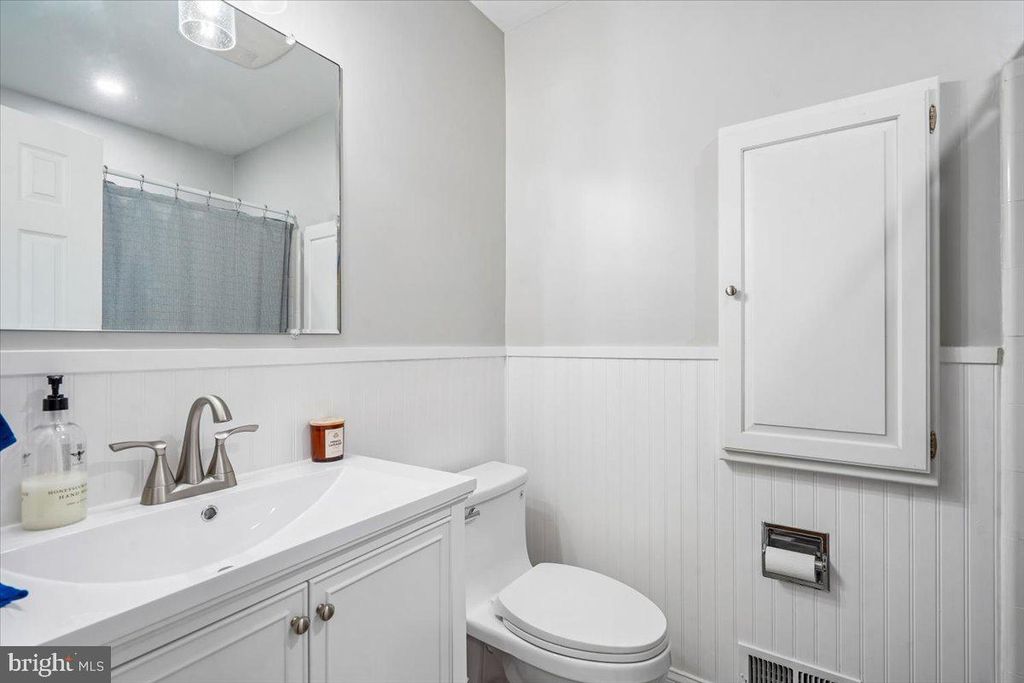 Image 20 of property listing at 11111 LUND PL, Kensington, MD 20895