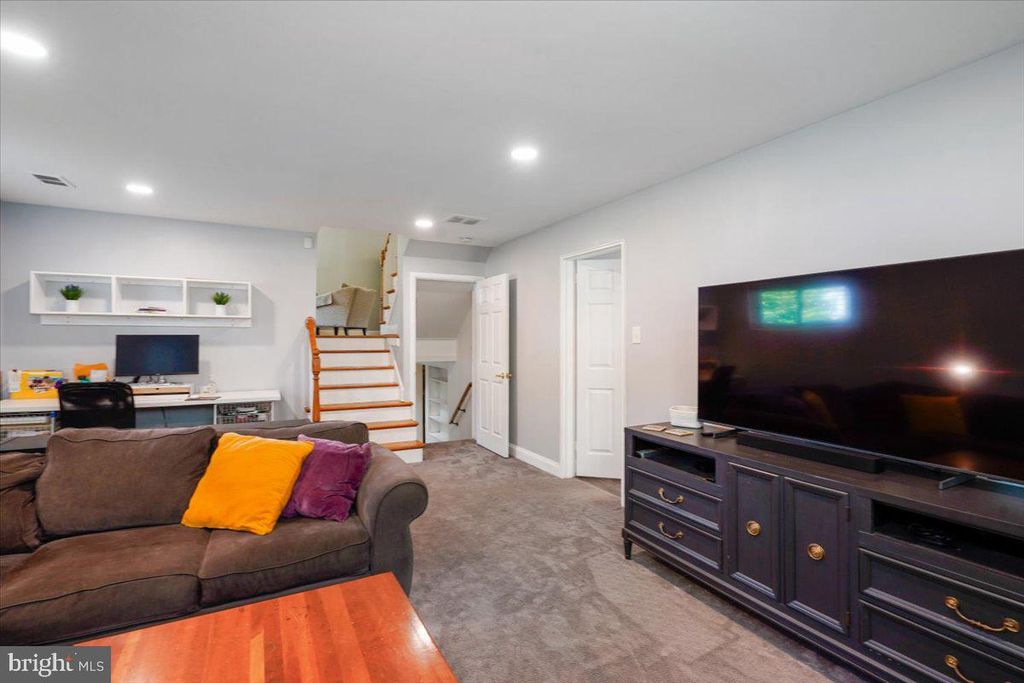 Image 21 of property listing at 11111 LUND PL, Kensington, MD 20895