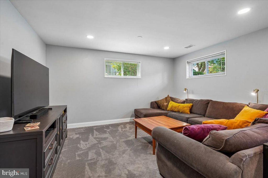 Image 22 of property listing at 11111 LUND PL, Kensington, MD 20895