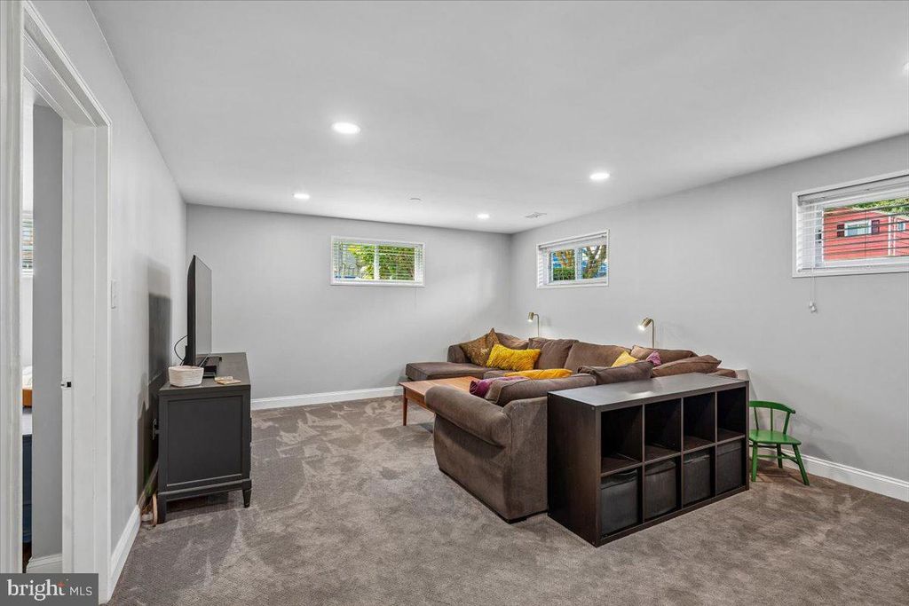 Image 23 of property listing at 11111 LUND PL, Kensington, MD 20895