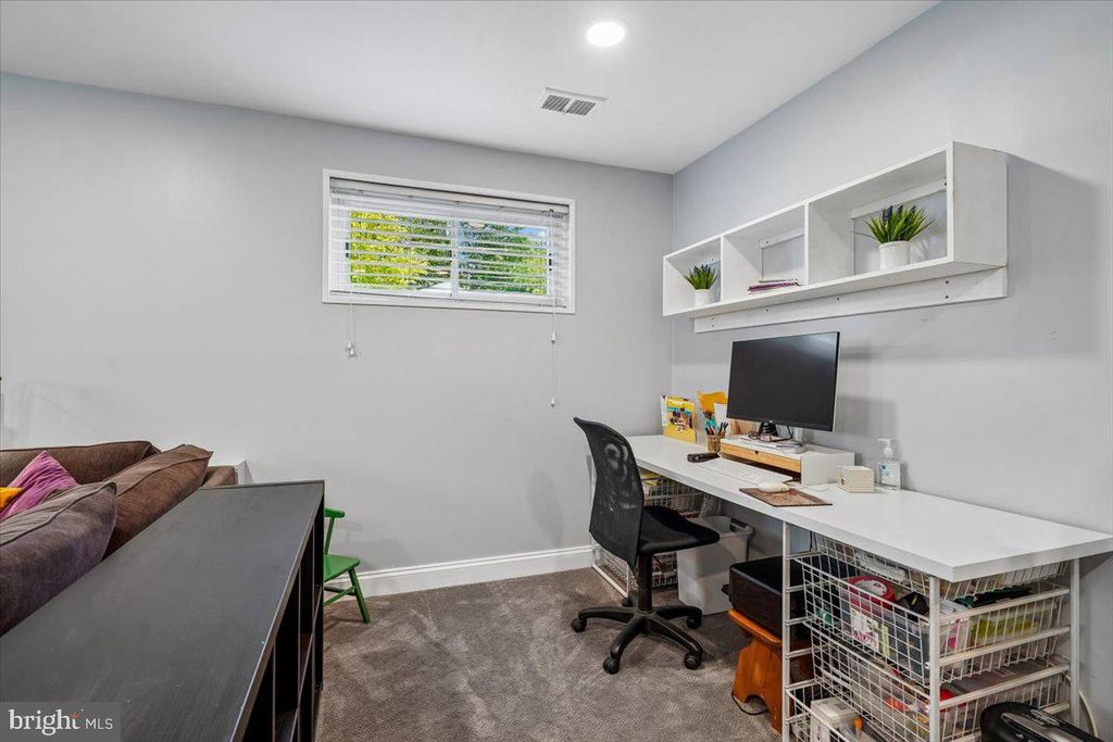 Image 24 of property listing at 11111 LUND PL, Kensington, MD 20895