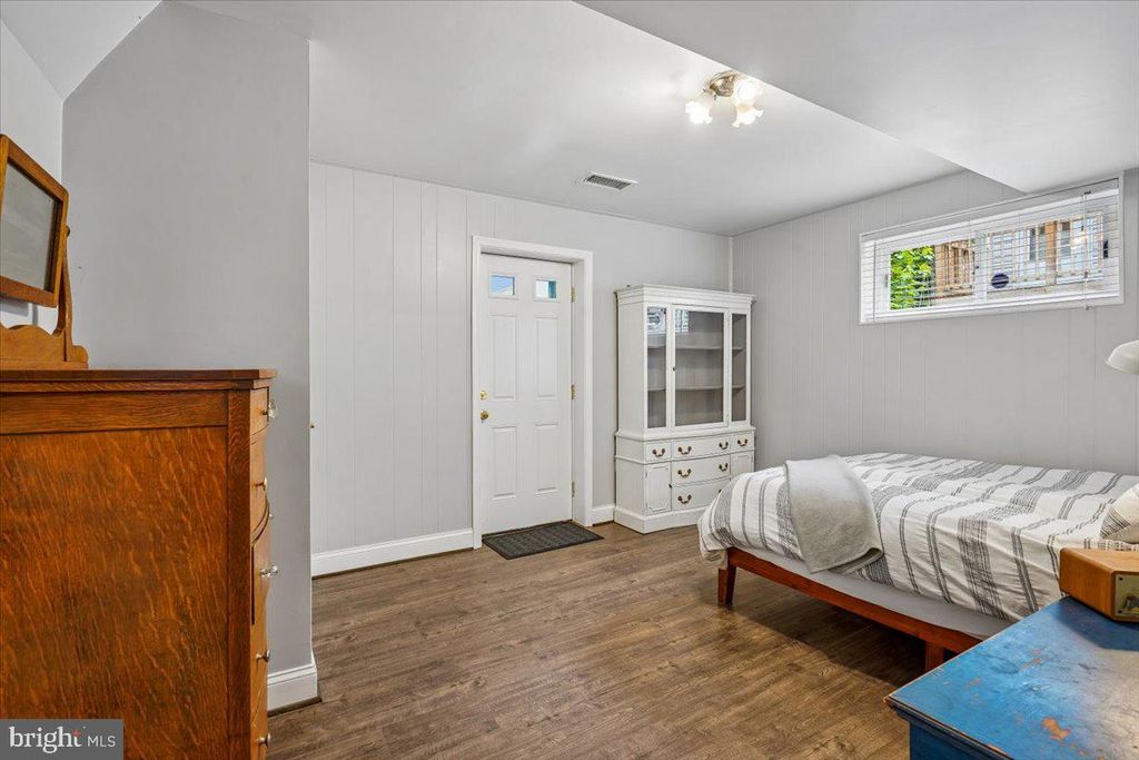 Image 25 of property listing at 11111 LUND PL, Kensington, MD 20895