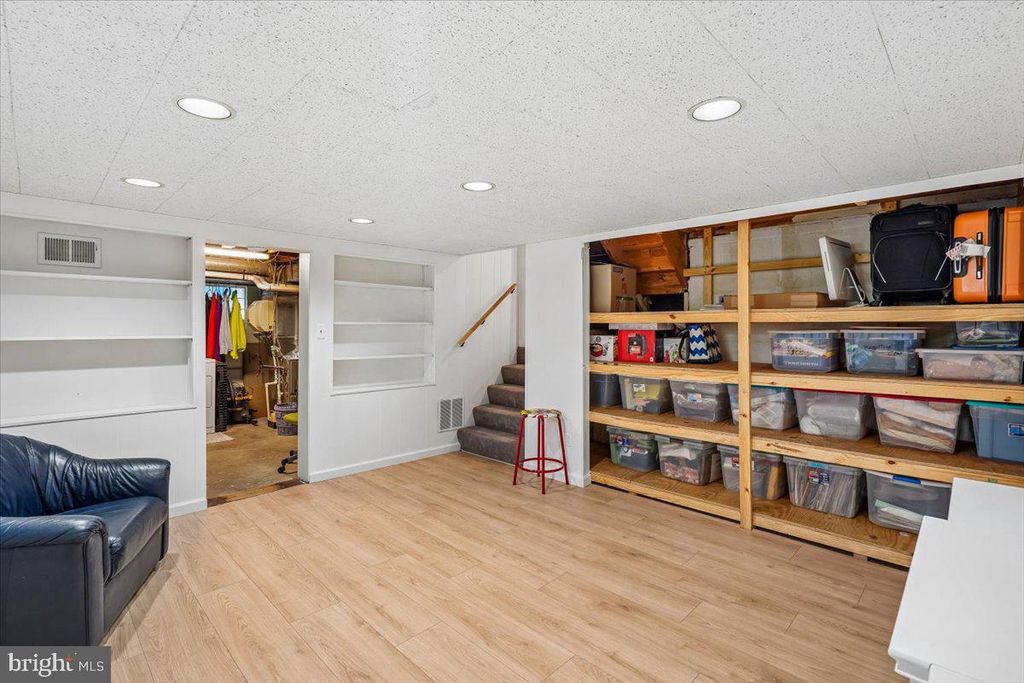 Image 30 of property listing at 11111 LUND PL, Kensington, MD 20895