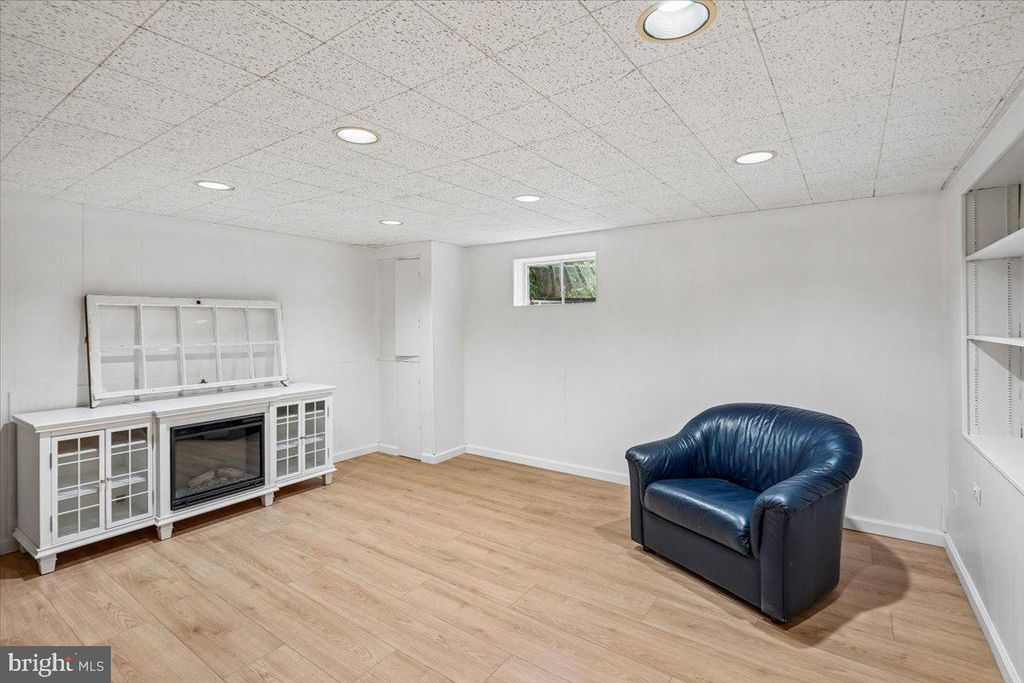 Image 32 of property listing at 11111 LUND PL, Kensington, MD 20895