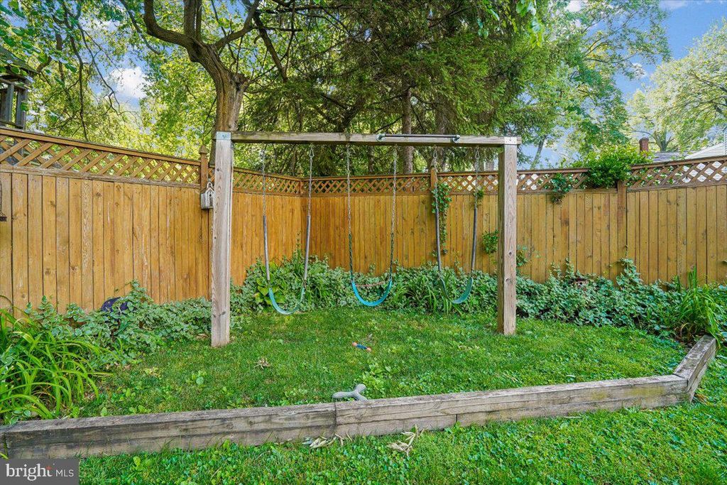 Image 39 of property listing at 11111 LUND PL, Kensington, MD 20895