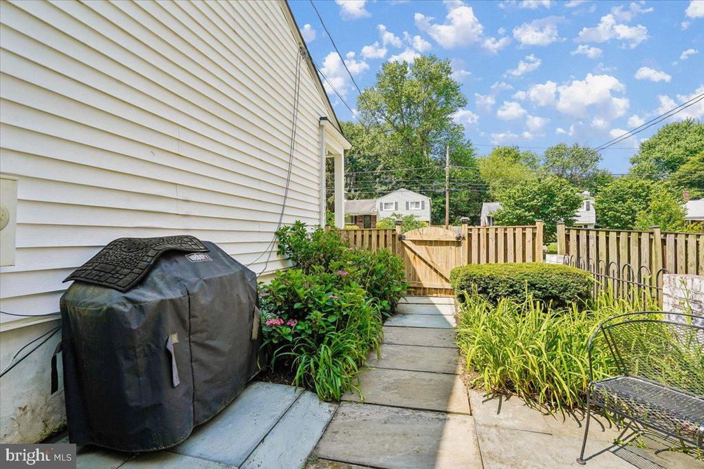 Image 40 of property listing at 11111 LUND PL, Kensington, MD 20895