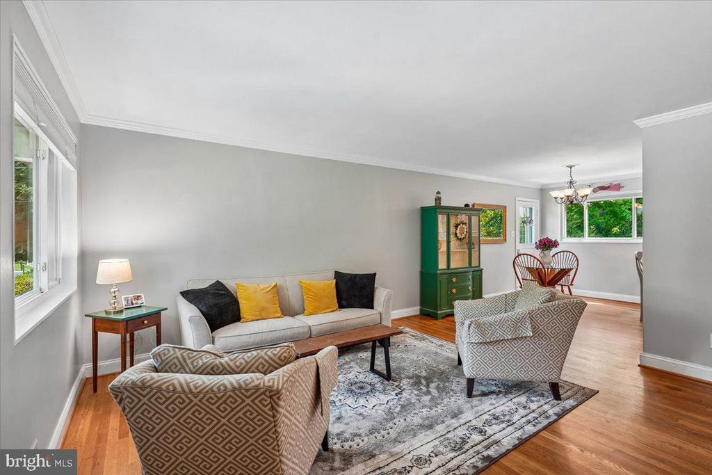 Image 5 of property listing at 11111 LUND PL, Kensington, MD 20895