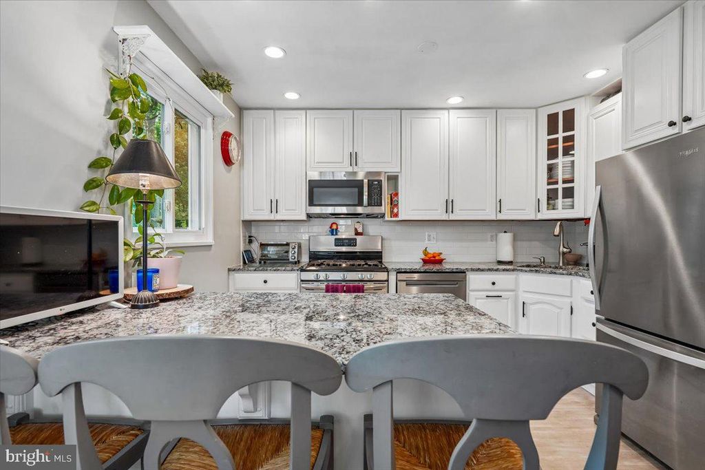 Image 8 of property listing at 11111 LUND PL, Kensington, MD 20895