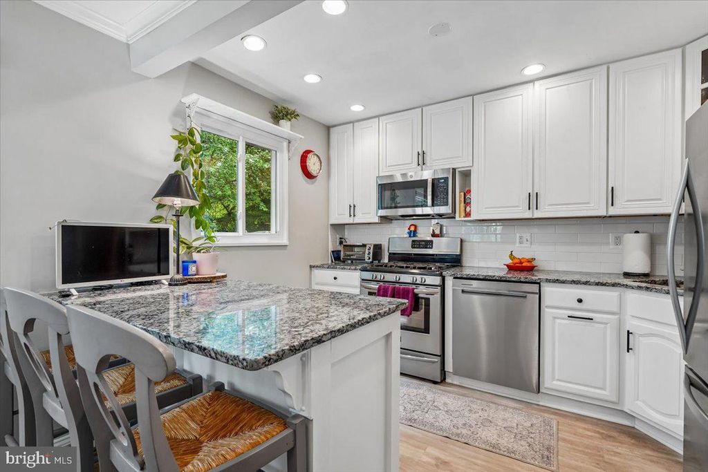 Image 9 of property listing at 11111 LUND PL, Kensington, MD 20895