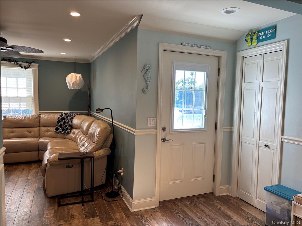 197 S 7th Street, Lindenhurst, NY 11757 — photo 3