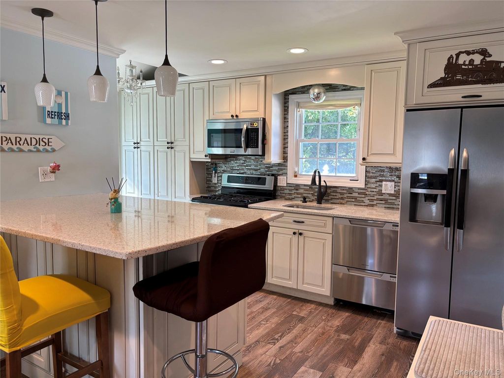 197 S 7th Street, Lindenhurst, NY 11757 — photo 4