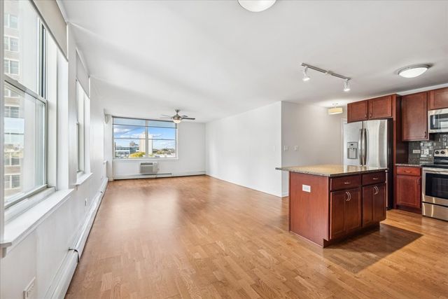 3033 N SHERIDAN Road 906, Chicago, IL 60657