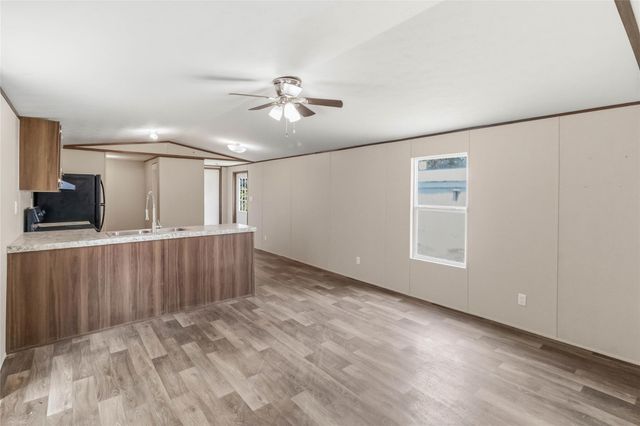 908 Turney LN, Smithville, TX 78957