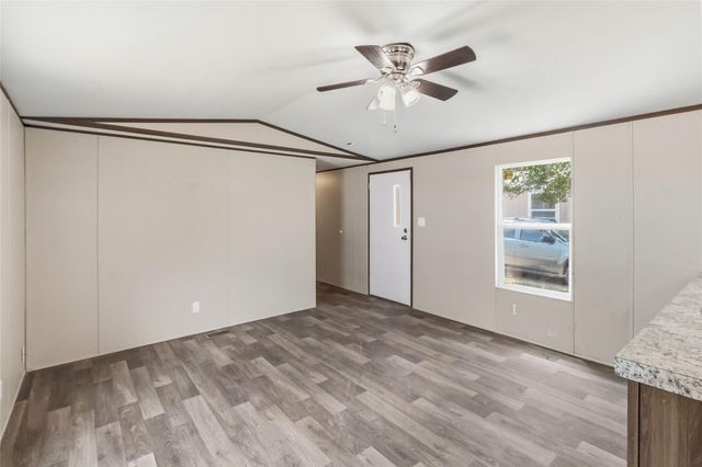908 Turney LN, Smithville, TX 78957