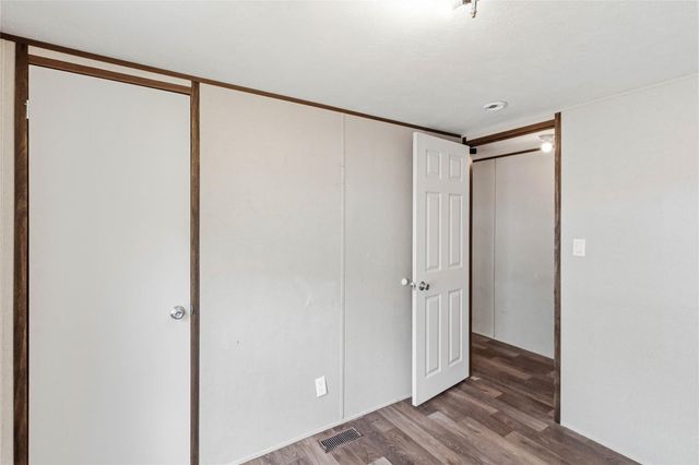 908 Turney LN, Smithville, TX 78957
