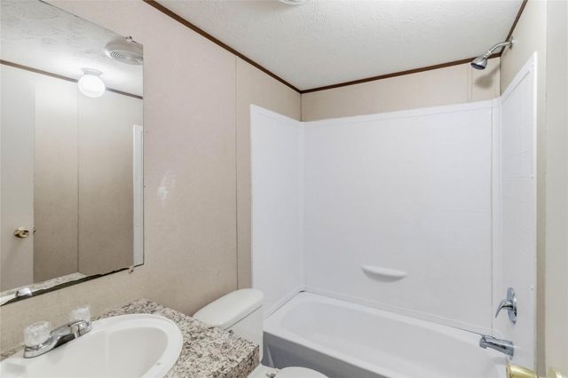 908 Turney LN, Smithville, TX 78957