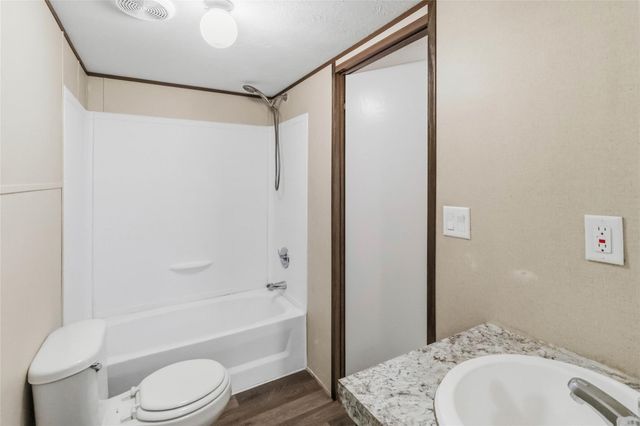 908 Turney LN, Smithville, TX 78957