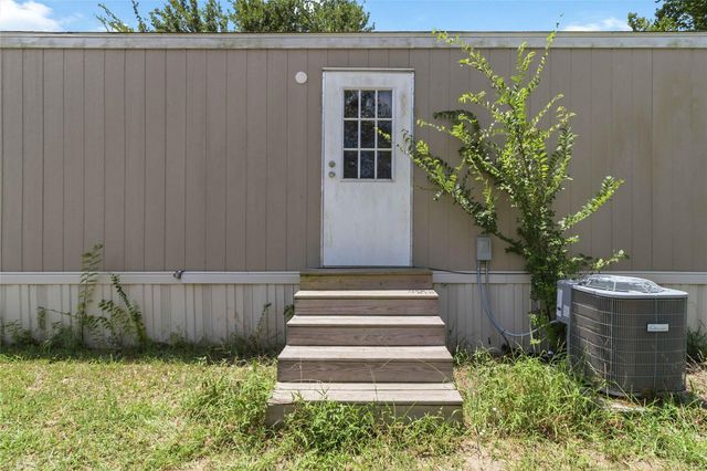 908 Turney LN, Smithville, TX 78957