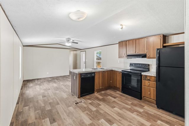 908 Turney LN, Smithville, TX 78957