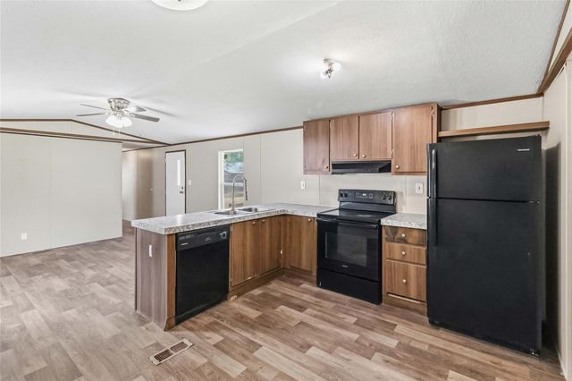 908 Turney LN, Smithville, TX 78957