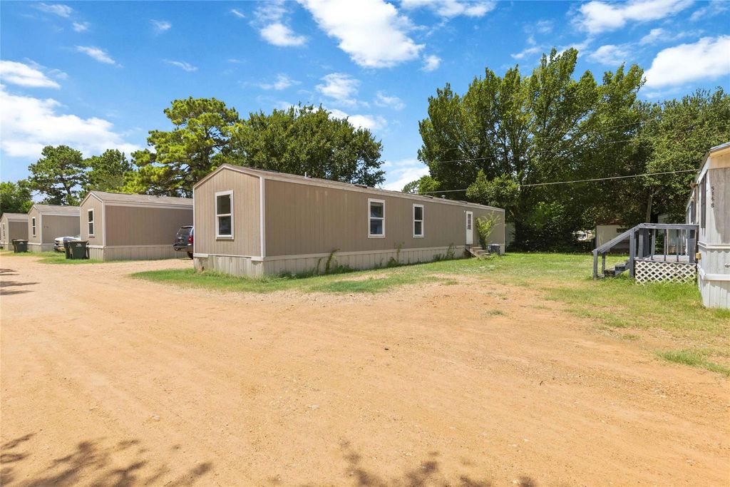 908 Turney LN, Smithville, TX 78957
