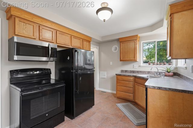 29697 Spoon, Madison Heights, MI 48071