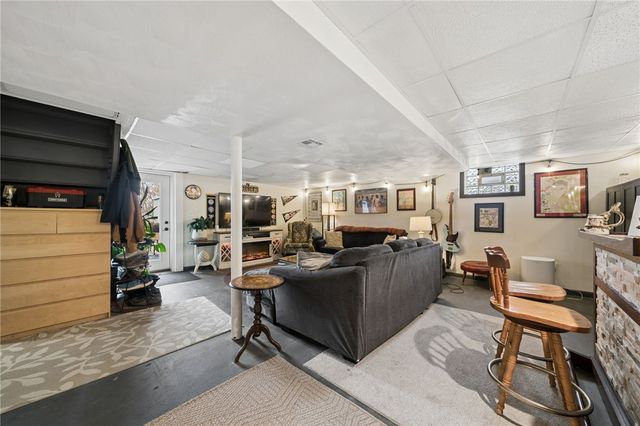 980 Renton Rd, Plum Boro, PA 15239