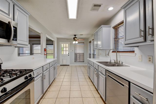 6123 Old Farmhouse Lane, Katy, TX 77449