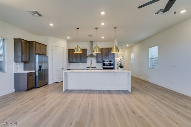 568 Clover Bar Lane, Las Vegas, NV 89138