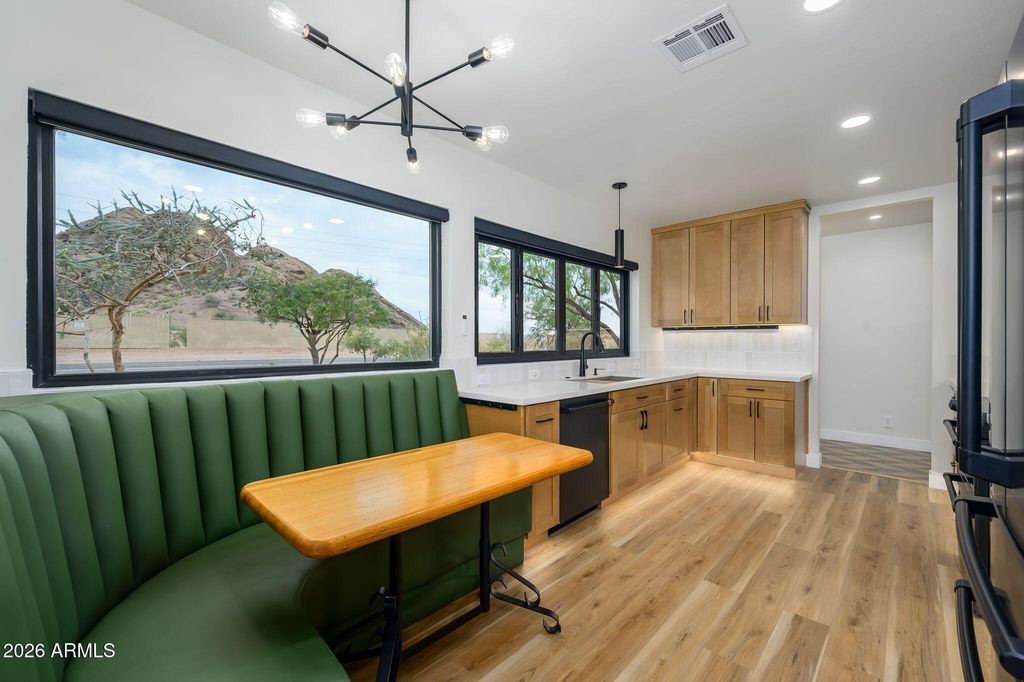 Image 10 of property listing at 5818 E OAK Street, Scottsdale, AZ 85257